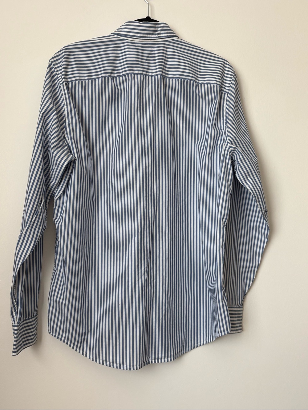 Abercrombie & Fitch Blue and White Striped Button-Down Shirt - Picture 2 of 8